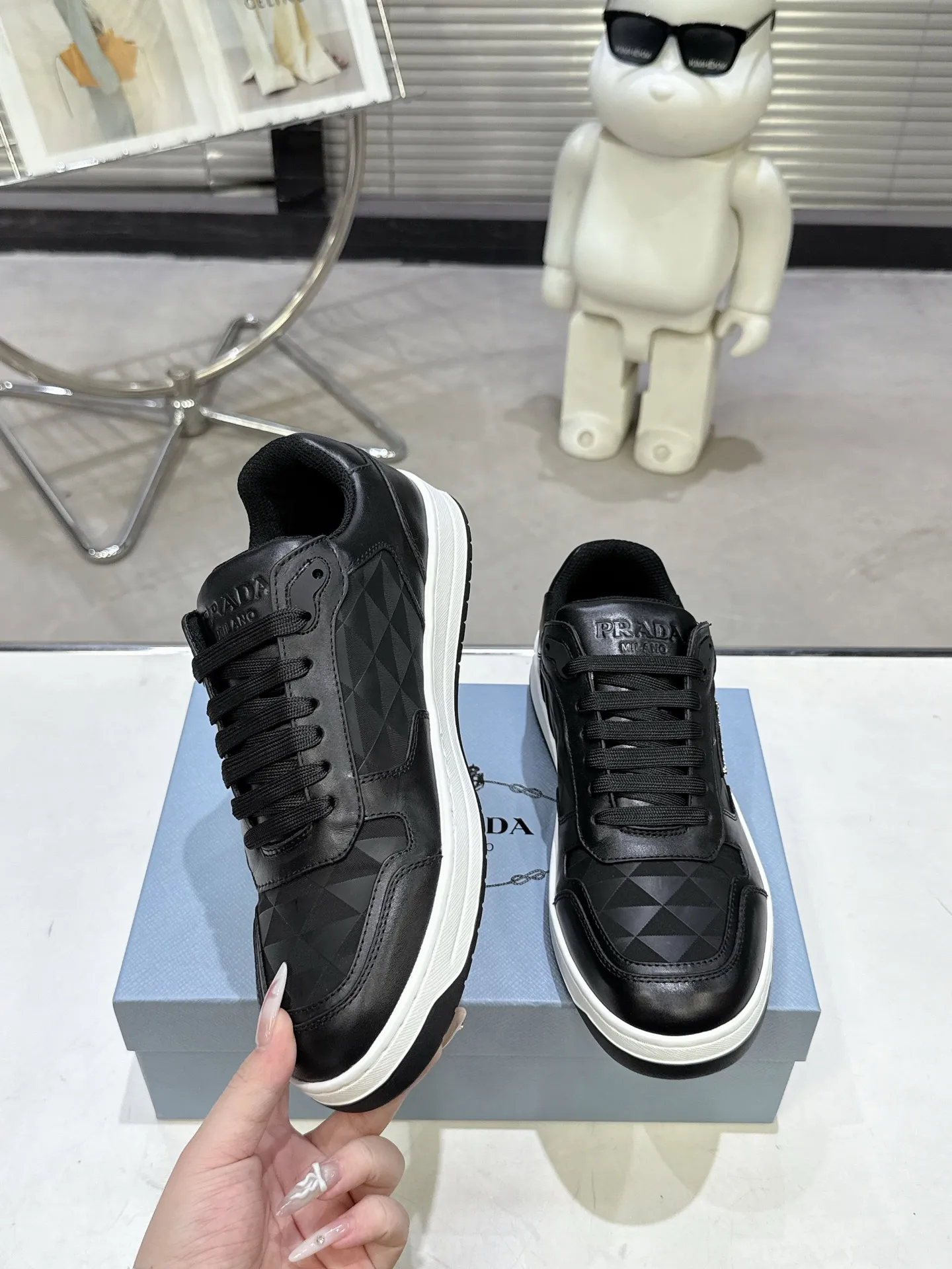 👟👟Ex-factory price 580👟👟 Couple style Prada Latest Downtown Bold series Triangle logo Casual sneakers White shoes Original purchase, development and production Downtown Bold sneakers are inspired by the basketball shoes of the 1980s, with a sporty design and exquisite details. Crafted from perforated leather, the statement platform sole provides a unique, modern style. The Prada logo is interpreted from different angles, decorated with the iconic enameled triangular metal logo, highlighting the unique classic style. Exquisite packaging at the delivery counter🛍📦 ▪️Fabric: Original custom imported first-layer cowhide ▪️Lining: Original imported soft sheepskin ▪️Outsole: Original open-molded rubber bottom material ▪️Size: Women's 35-40 Men's 39-45
